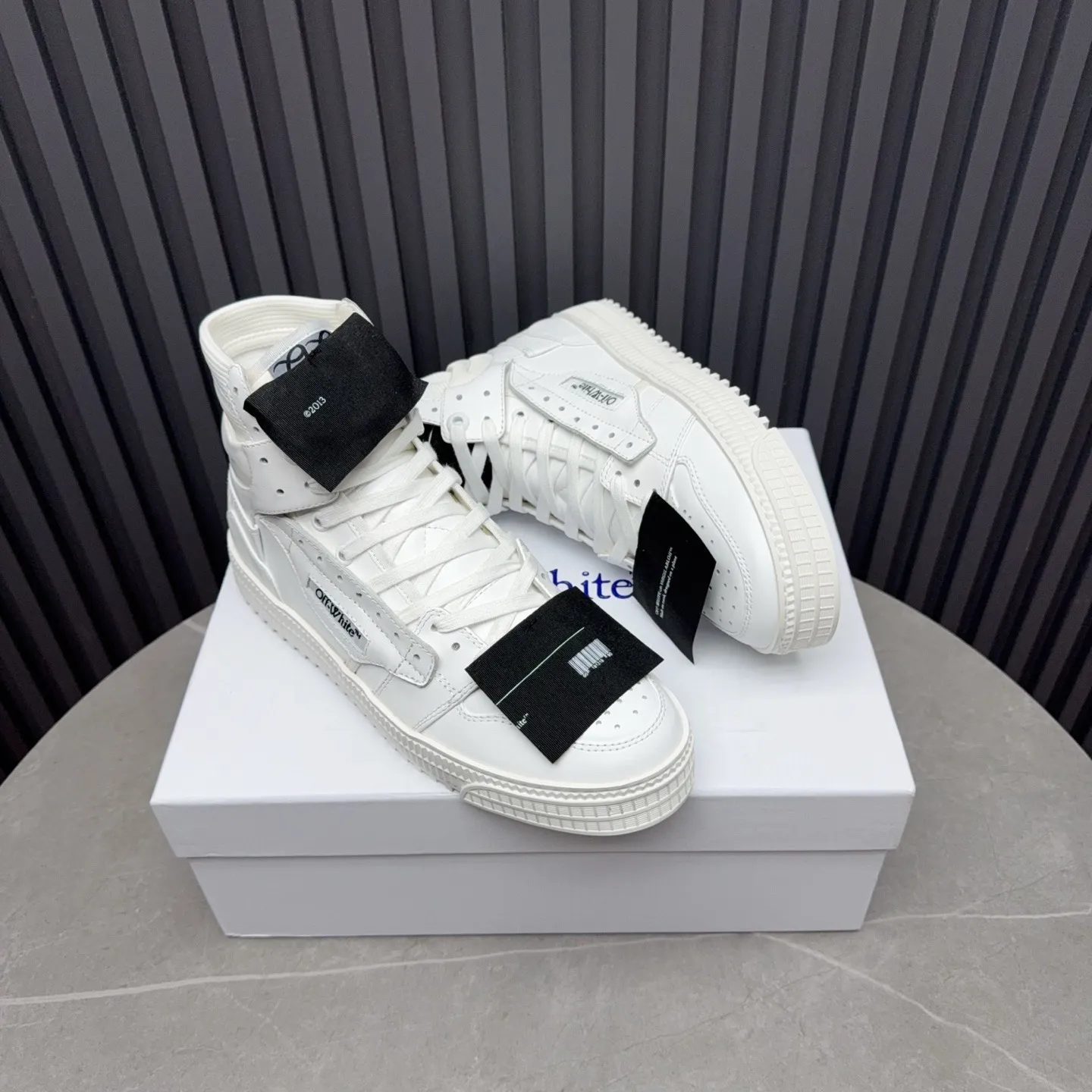 Men's shoes💰740 OFF WHITE ⚡️Couple style⚡️The latest spring style street casual shoes, released with the highest quality version on the market👊Series original mold opening, original lasting, production technology 1:1 original version➰🔜The best choice for more and more celebrities and Internet celebrities🔸In the classics Changes in the code🔸Innovate in the trend🔸Strive to break away from the shackles of bad street design🔝Although he is not the originator of fashion design, he is definitely a shining dark horse in avant-garde design🐴🆙Do not follow the trend🔅Not universal beauty🔅 Fabric💯First-layer cowhide Lining💯Imported skin-friendly and environmentally friendly polyester mesh Foot pads💯Original molded high-elastic environmentally friendly molding pads Midsole💯Made with original last-last technology Outsole💯Rubber outsole Packaging💯Official website synchronizes full set of packaging (brand wrapping paper, brand certificate, brand cloth bag) Code numbers 35-44, 45 46 Customized